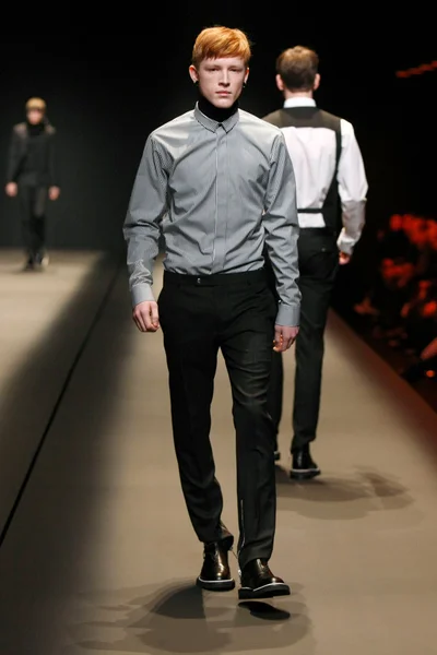 Look 16